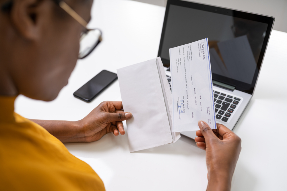 10 moves to stop living paycheck to paycheck